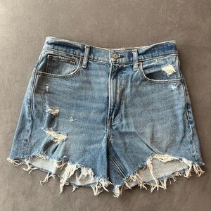 Abercrombie High Rise 4 inch Mom Shorts in Medium Ripped Wash